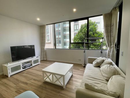 [Fully furnished] Stunning Three Bedroom Apt with 2 Car Space for Lease - Photo 4