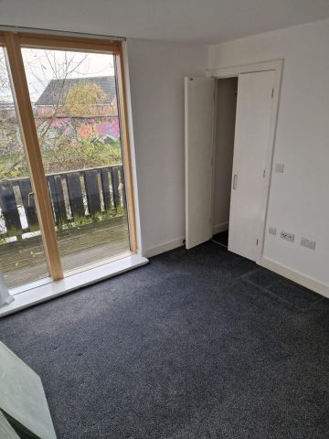 4 Bed Flat, Electric Wharf, CV1 - Photo 2