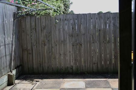 Warm & Quiet One bedroom Townhouse with Garage - Photo 5