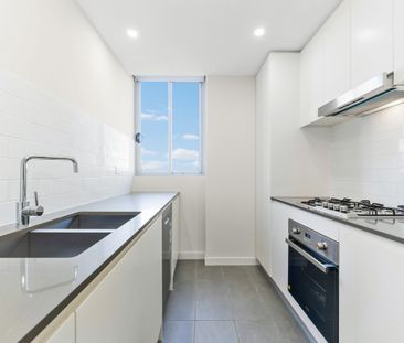 Near new spacious 1 bedroom apartment - Photo 1