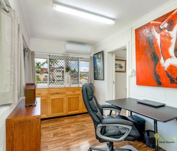 Beautifully Maintained Upstairs Unit In Outstanding Location!! - Photo 3