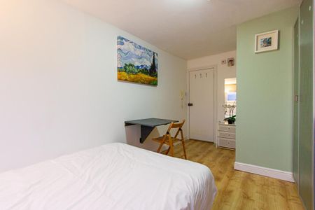 Flat 11 West Cromwell Road, Earls Court SW5 9QL - Photo 2