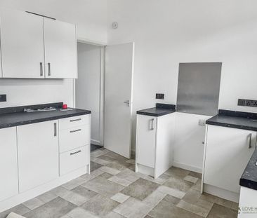 2 bedroom end of terrace house to rent - Photo 3