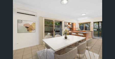 Refined Family Living in a Leafy, Quiet Norman Park Street - Photo 2