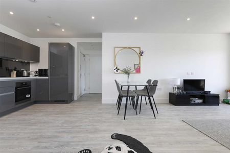 Sandown House High Street, Staines-Upon-Thames, TW18 - Photo 3