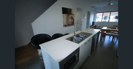 MODERN LOW MAINTENANCE 2 BEDROOM TOWNHOUSE IN CENTRAL GLADSTONE - Photo 2