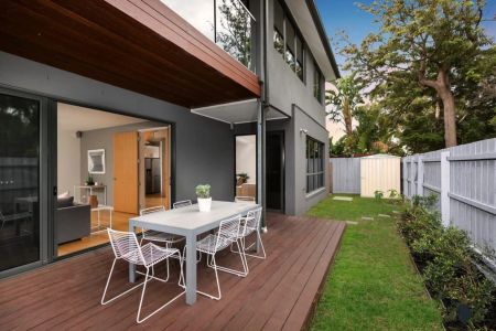 The perfect combination of luxury and lifestyle in an exclusive park-side position - 3 Bed PLUS Study! - Photo 2