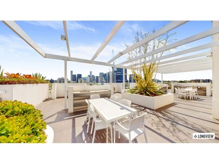 One Bedroom Apartment with Rooftop Infinity Pool, City & River Views! - Photo 3