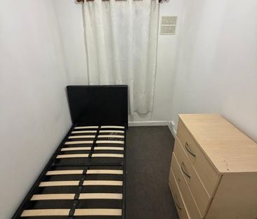 Room in a Shared House, Bromley Road, SE6 - Photo 3