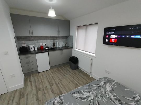 Studio to rent - Photo 1