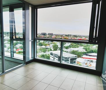 More Than a One-Bedroom – Space, Style & Spectacular Views - Photo 5