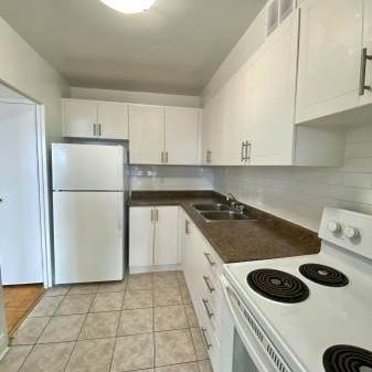 LARGE 1-Bedroom Apartment, Available NOW!!! - Photo 3