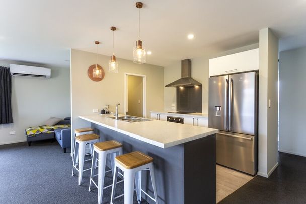 Spacious and private family home! - Photo 1