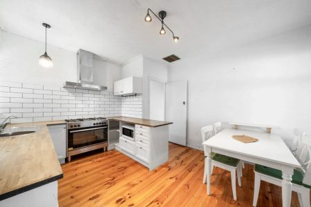 Comfort, Space and Convenience in a Prime Location - Photo 3