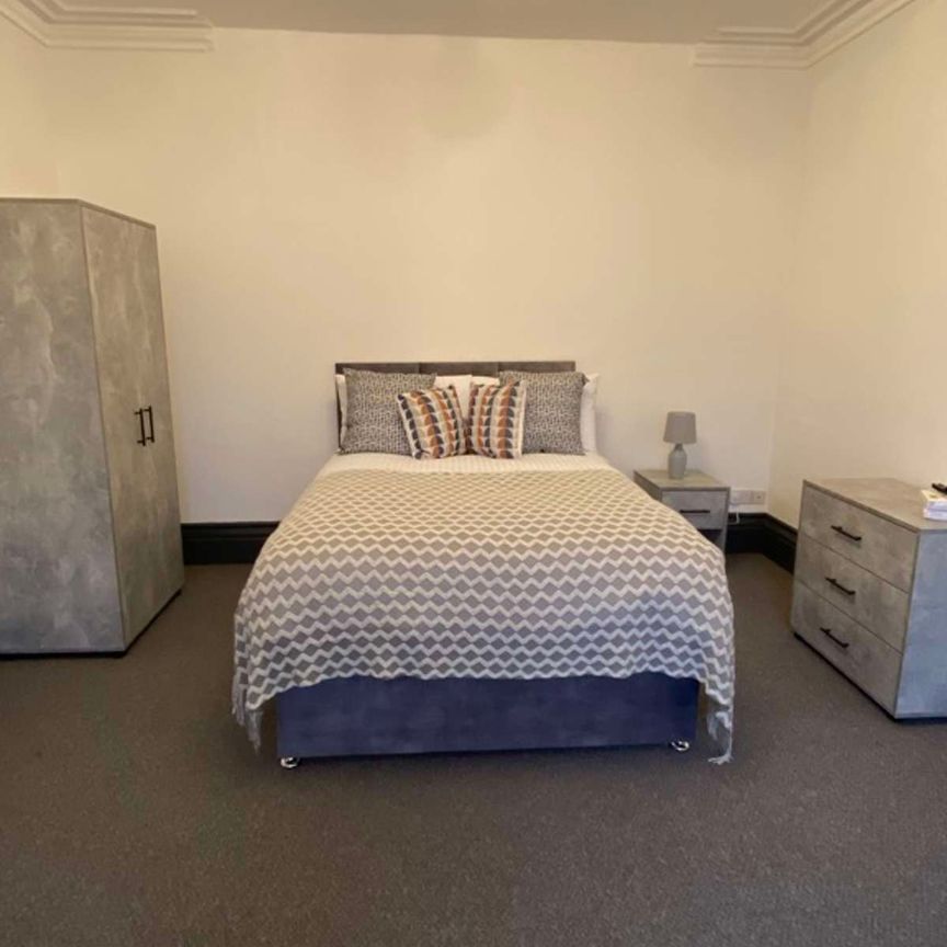 Large Rooms Newly Refurbished 10 Bed HMO St Johns Room 4 - Photo 1