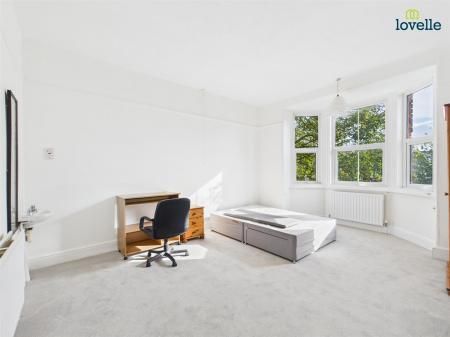 6 bedroom House To Let - Photo 4