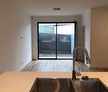 Modern 3 bedroom townhouse perfect summer location! - Photo 5