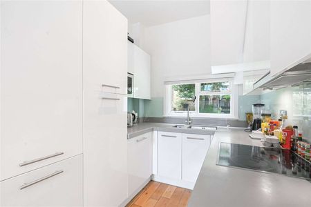 This is a well presented two bedroom mews house, situated on an idyllic cobbled mews. - Photo 3