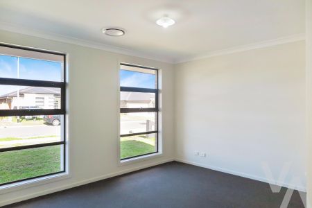 72 Sandpiper Circuit, Aberglasslyn NSW 2320 - House For Rent | Domain - Photo 5