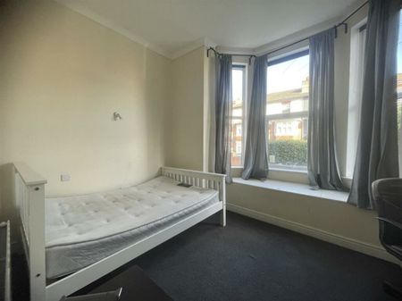 6 bed Semi-Detached House for Rent - Photo 2