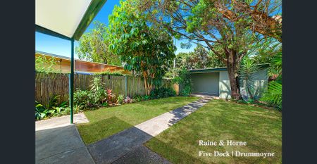 Charming freestanding home set in a convenient setting - Photo 2