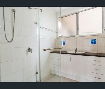 ** Recently Renovated - Large 3 Bdrm 1 Bath House - Great Location - Photo 2