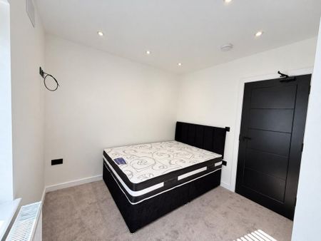 4 bedroom semi-detached house to rent - Photo 3