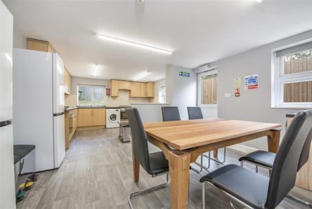 1 bedroom in a house share to rent - Photo 4