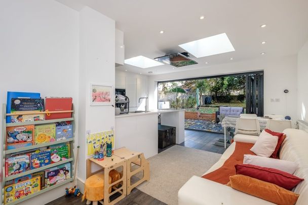 3 bedroom flat to rent - Photo 1