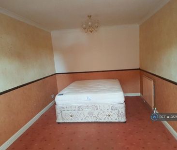 1 bedroom in a house share to rent - Photo 2