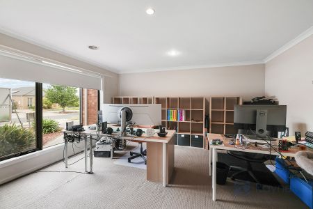 4 Bedroom Family Home in popular Maddingley - Photo 2