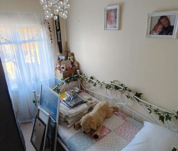 Two Bedroom House with Garden and Off-Road Parking for Two Cars, Go... - Photo 3