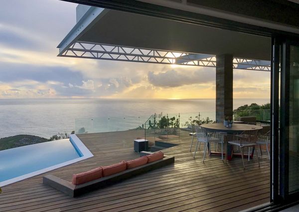 Deslumbrante moradia exclusiva, com vista frontal de mar e piscina privada.