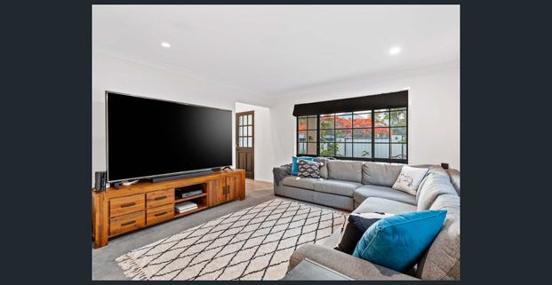 Contemporary Large 4 Bedroomed Home in Prestigious Ashgrove - Photo 1