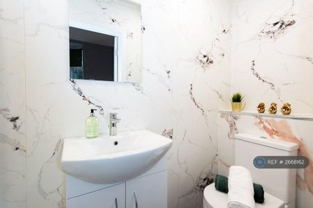1 bedroom in a house share to rent - Photo 2