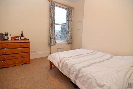 4 bedroom flat to rent - Photo 4