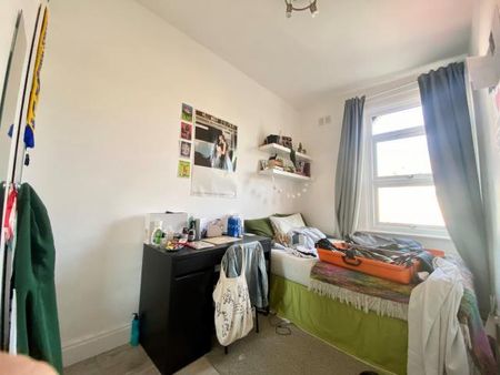 Superbly located three double bedroomed apartment - Photo 5