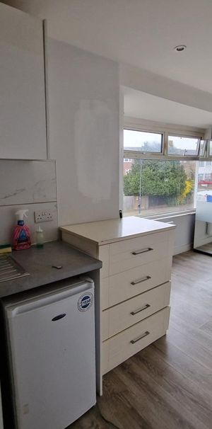 Studio Flat, Oakridge Road, BR1 - Photo 1
