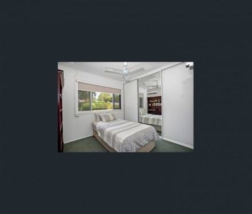 LARGE FAMILY HOME ON 1,730 SQM WITH STUNNING GARDENS â MINUTES TO... - Photo 3