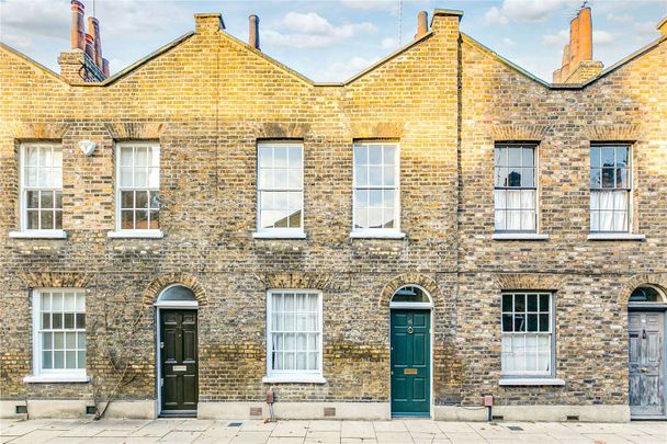 Charming 3 bedroom house with private garden that's situated within easy reach of both Waterloo and Blackfriars Bridge. - Photo 1