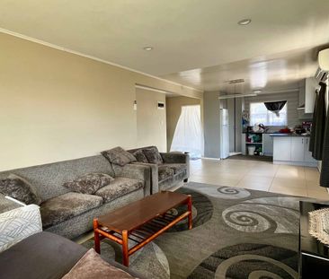 Ideal Family Living with Versatile Options! - Photo 1