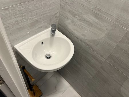 Room in a Shared Flat, Chiswick High Road, W4 - Photo 3