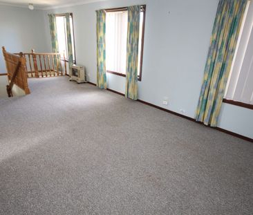 Spacious two storey home in one of the most sought after suburbs - Photo 2