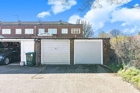 Shaftesbury Crescent, Staines-upon-thames, TW18 - Photo 3