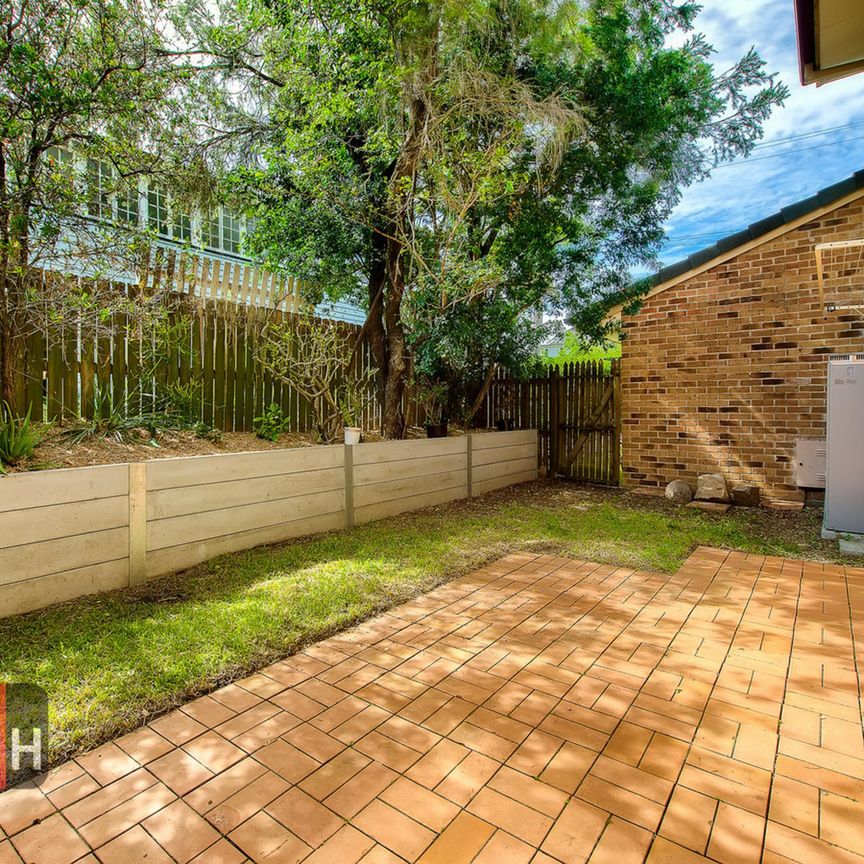 FULLY AIR CONDITIONED THREE-BEDROOM TOWNHOUSE WITH GREAT COURTYARD - Photo 1