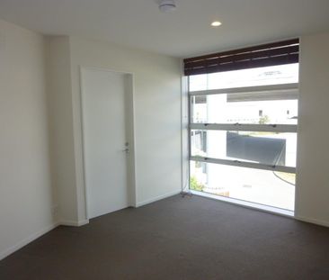 Modern 2-bedroom and 2-ensuite Apartment - Photo 2