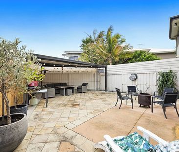 STONES THROW TO THE BEACH , 3 BEDROOM 2 STOREY HOME WITH BAY VIEWS - Photo 2