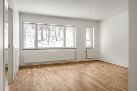 Bergfotsvägen, Tumba - Photo 2