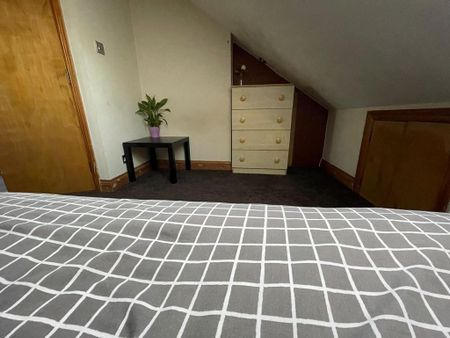 1 bedroom in a house share to rent - Photo 2