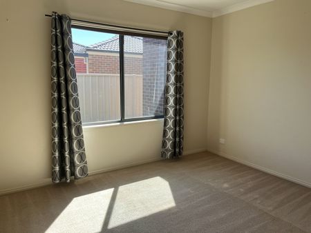 38 Cimmaron Way, KIALLA VIC 3631 - Photo 5